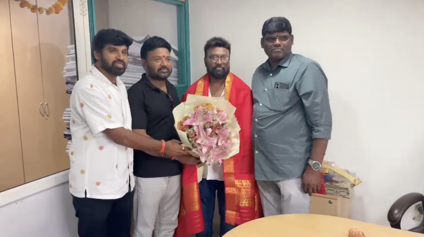 PVR సినిమాస్ డిప్యూటీ జీఎం ఆర్.ఉదయ్‌కు 'ధర్మస్థల నియోజకవర్గం' చిత్ర బృందం సత్కారం అందజేస్తున్న దృశ్యం