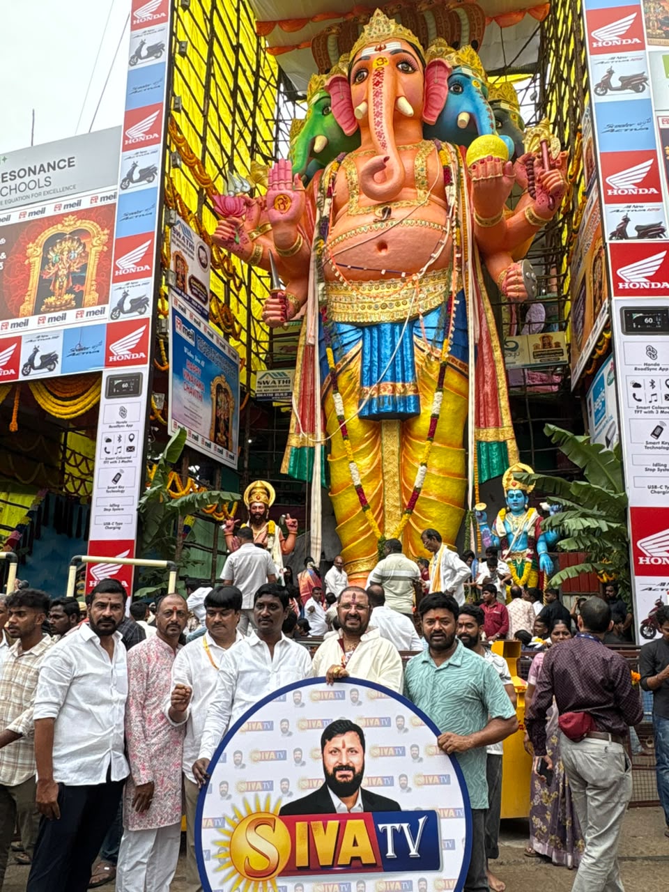 ఖైరతాబాద్ బడా గణేష్ వద్ద శివ టీవీ బృందం